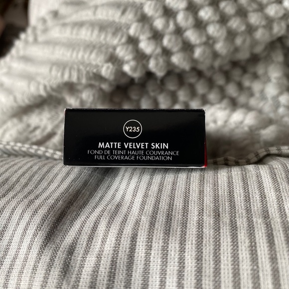 MAKE UP FOR EVER Matte Velvet Skin Liquid Shade Y235 Ivory Beige - Picture 3 of 6